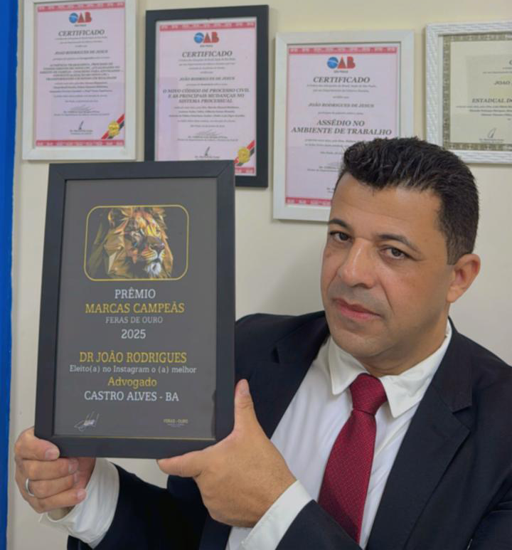 João Rodrigues segurando o prêmio Marcas Campeãs 2025